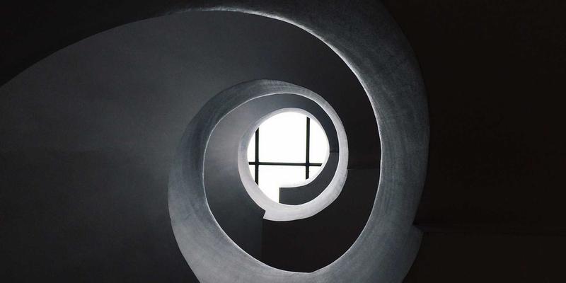 西班牙果酒的灵魂香料：解锁传统桑格利亚中肉桂、丁香与肉豆蔻的奥秘